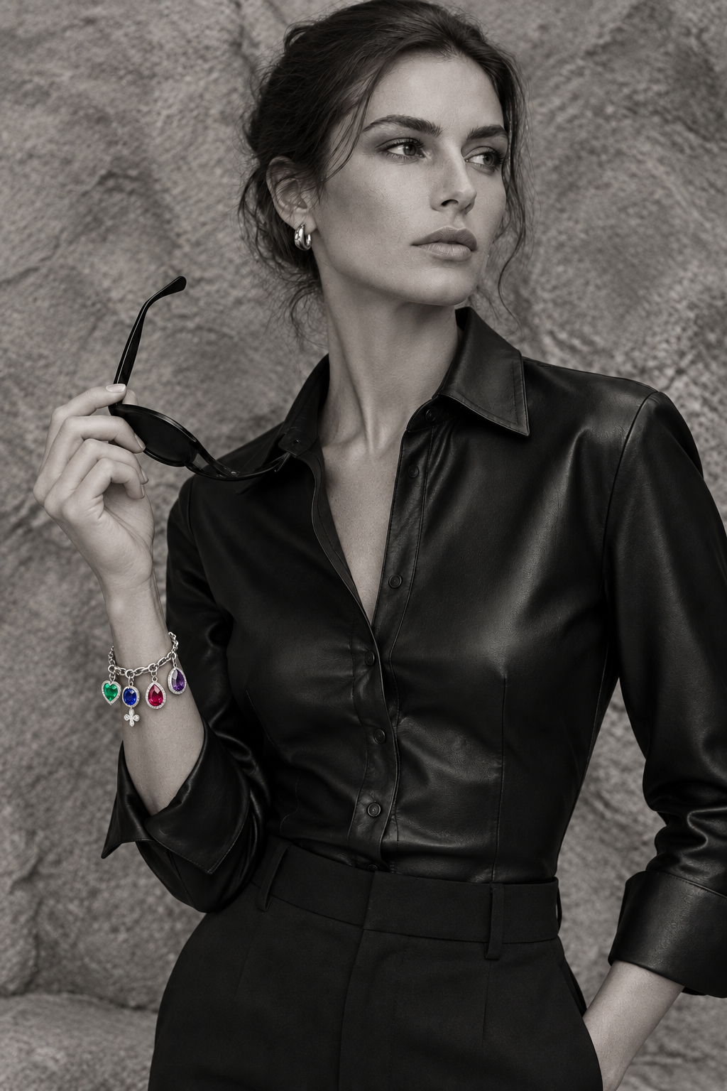 Editorial – pulsera con gemas y blusa de cuero